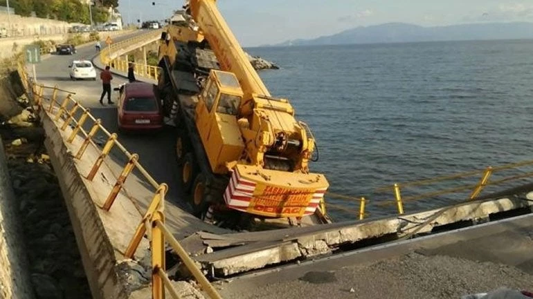 Καβάλα: Κατέρρευσε η γέφυρα μπροστά στο παλιό νοσοκομείο υπό το βάρος ενός γερανού (εικόνες)